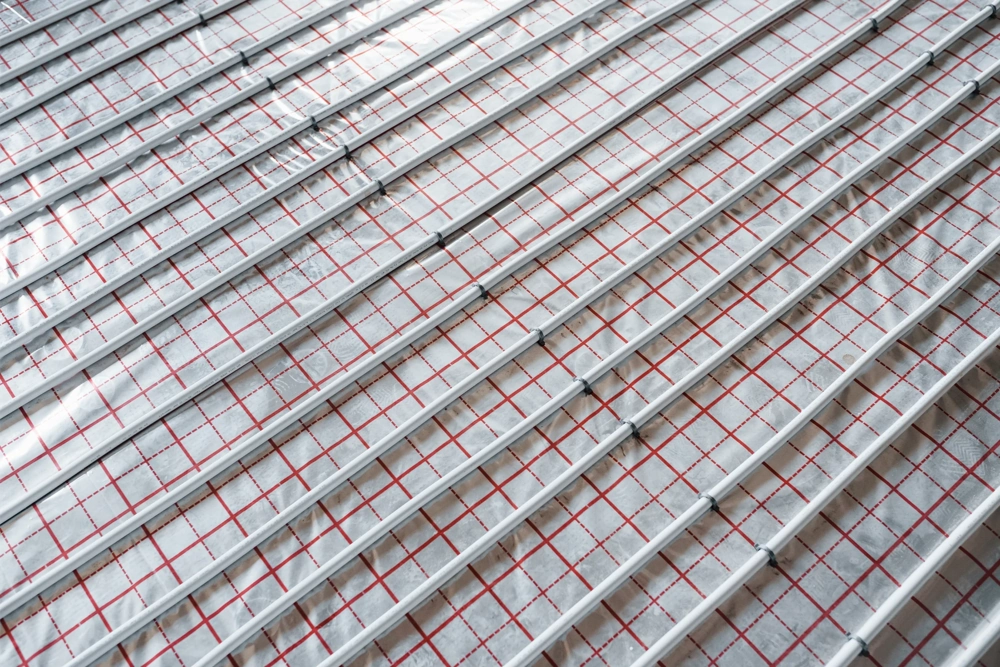 Montaż Ogrzewanie podłogowe suche – aluminiowe listwy montażowe na folii izolacyjnej z siatką