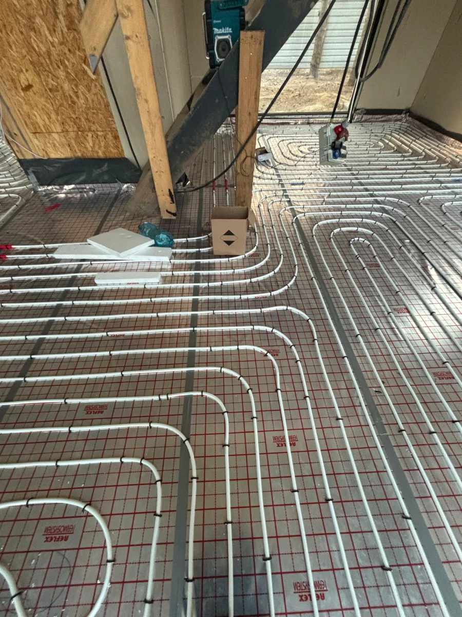 Ogrzewanie podłogowe wodne - rury PEX ułożone na termoizolacji i siatce montażowej