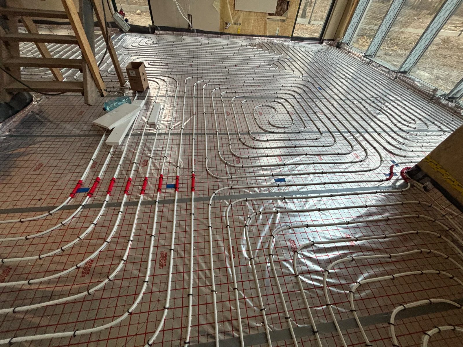 Ogrzewanie podłogowe wodne rozłożone rury na izolacji z siatką przygotowane pod wylewkę