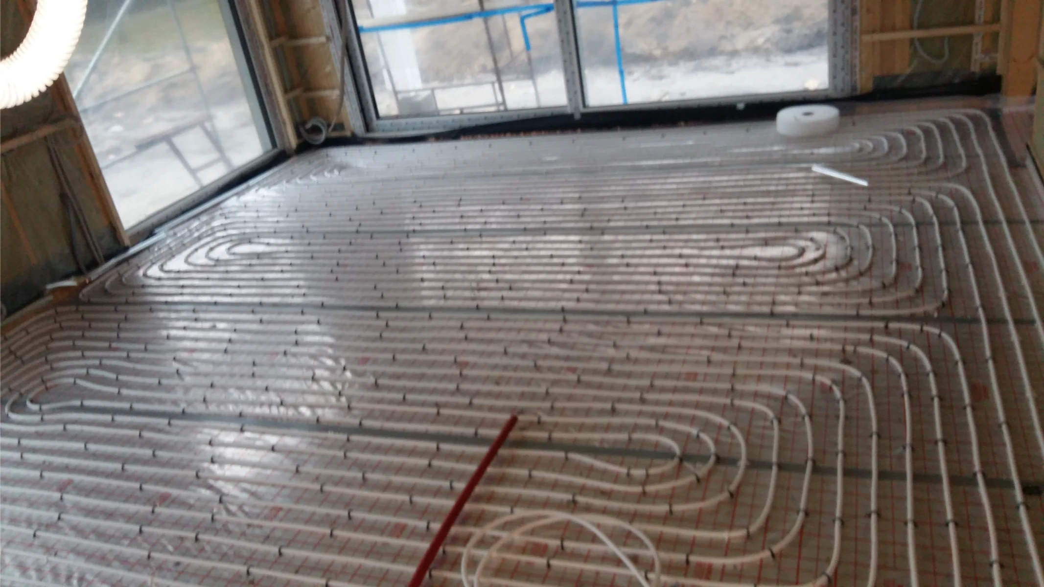 Montaż ogrzewania podłogowego wodnego z rur ułożonych na izolacji przed wylewką betonową